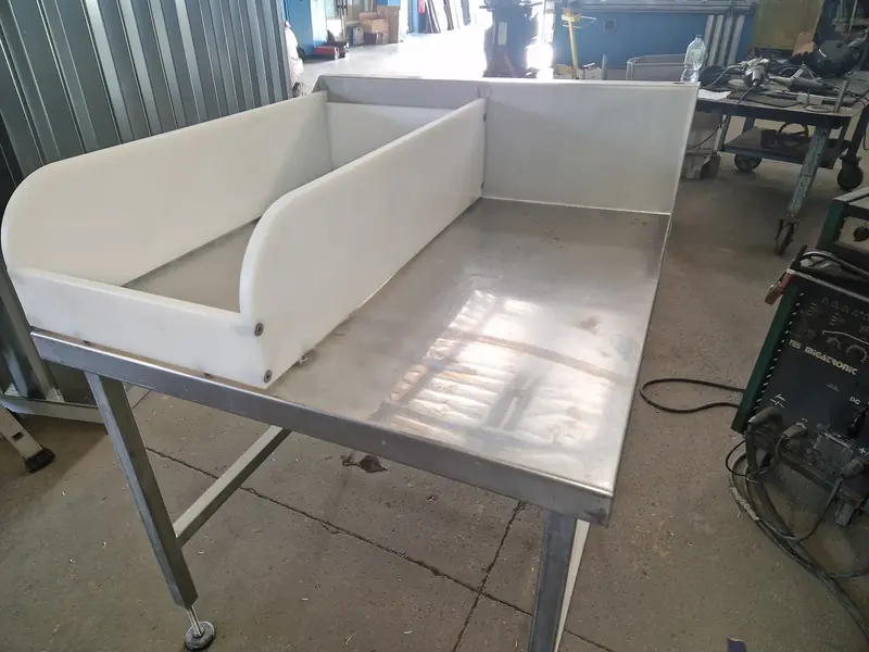 Table de tri en inox avec rebords en matière plastique